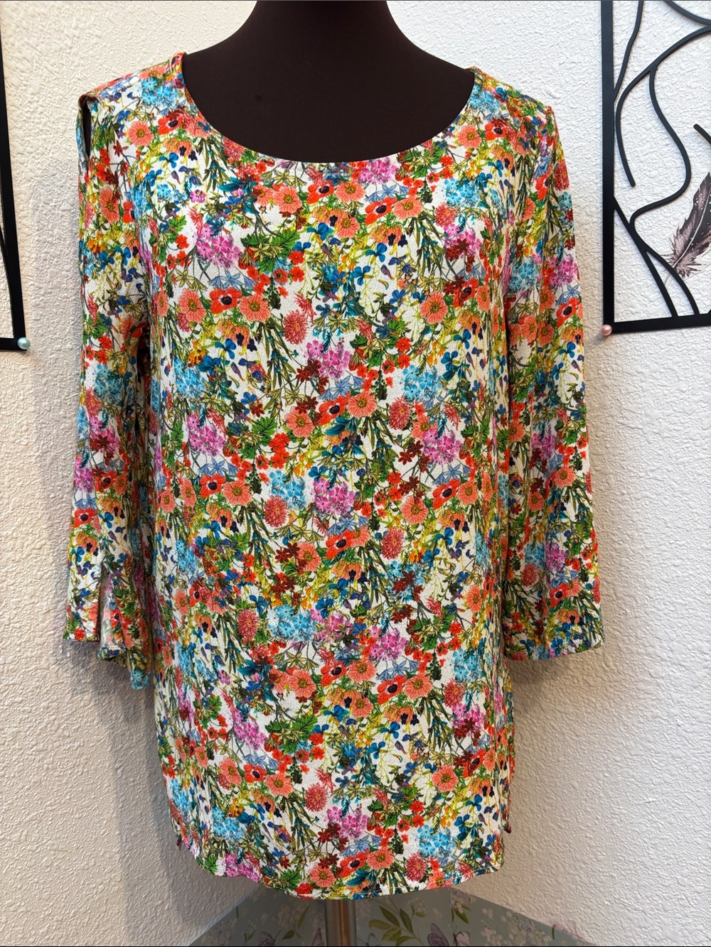 Apropos vibrant multicolor wildflower print long split sleeve blouse. Size S